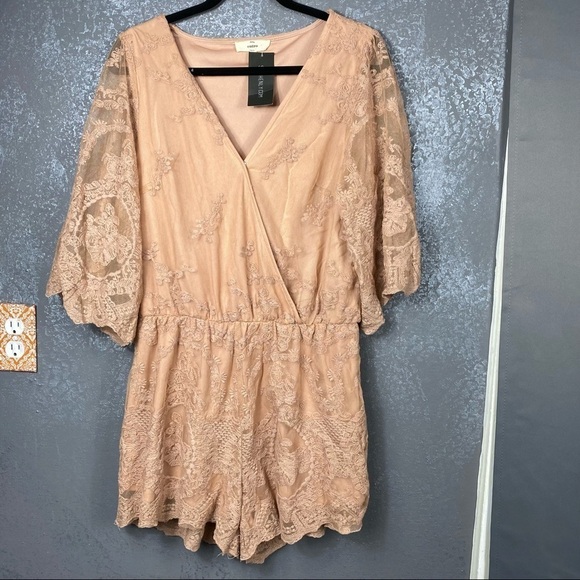 Entro blush pink deep v-neck lace short sleeve romper.  Boho festival summer - Picture 1 of 12